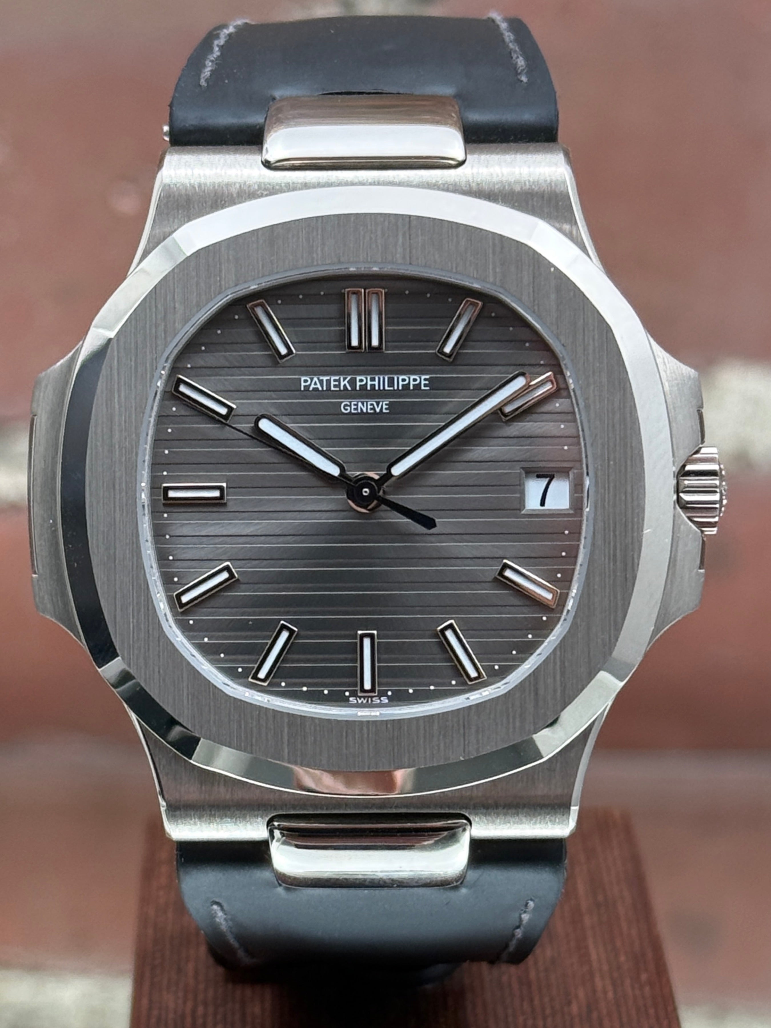 Pre-owned Patek Philippe Nautilus 5711G-001 | White gold Silver