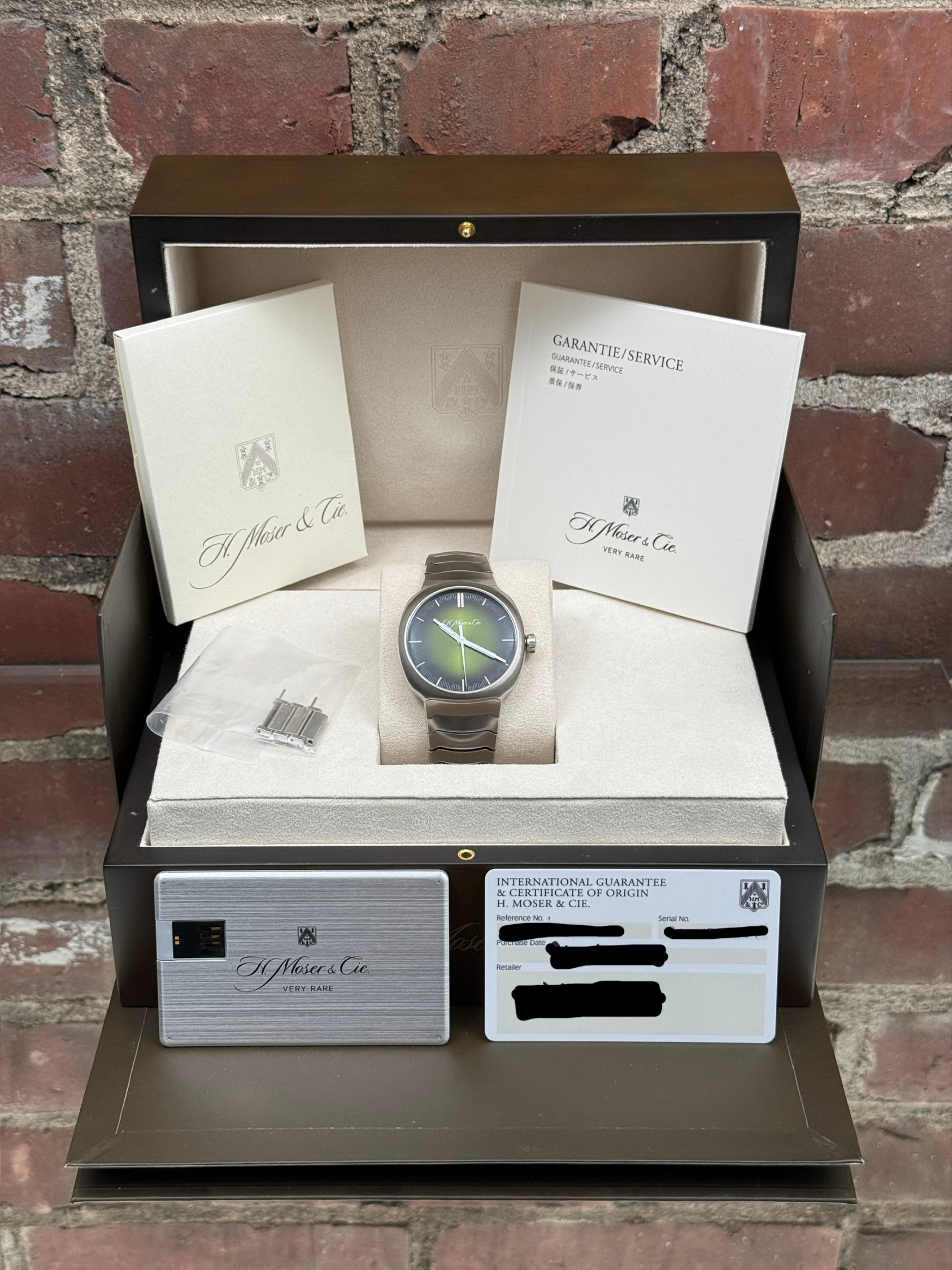 Brand new H.Moser & Cie. Streamliner Centre Seconds 6200-1200 | Steel Green