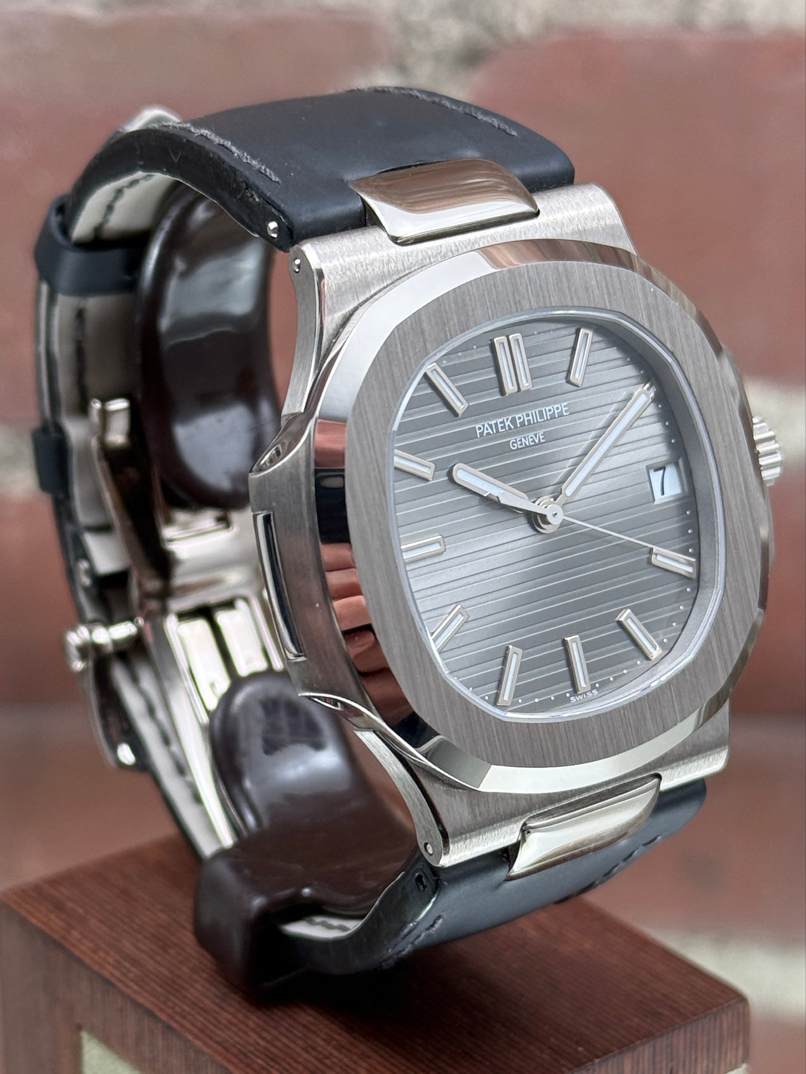 Pre-owned Patek Philippe Nautilus 5711G-001 | White gold Silver