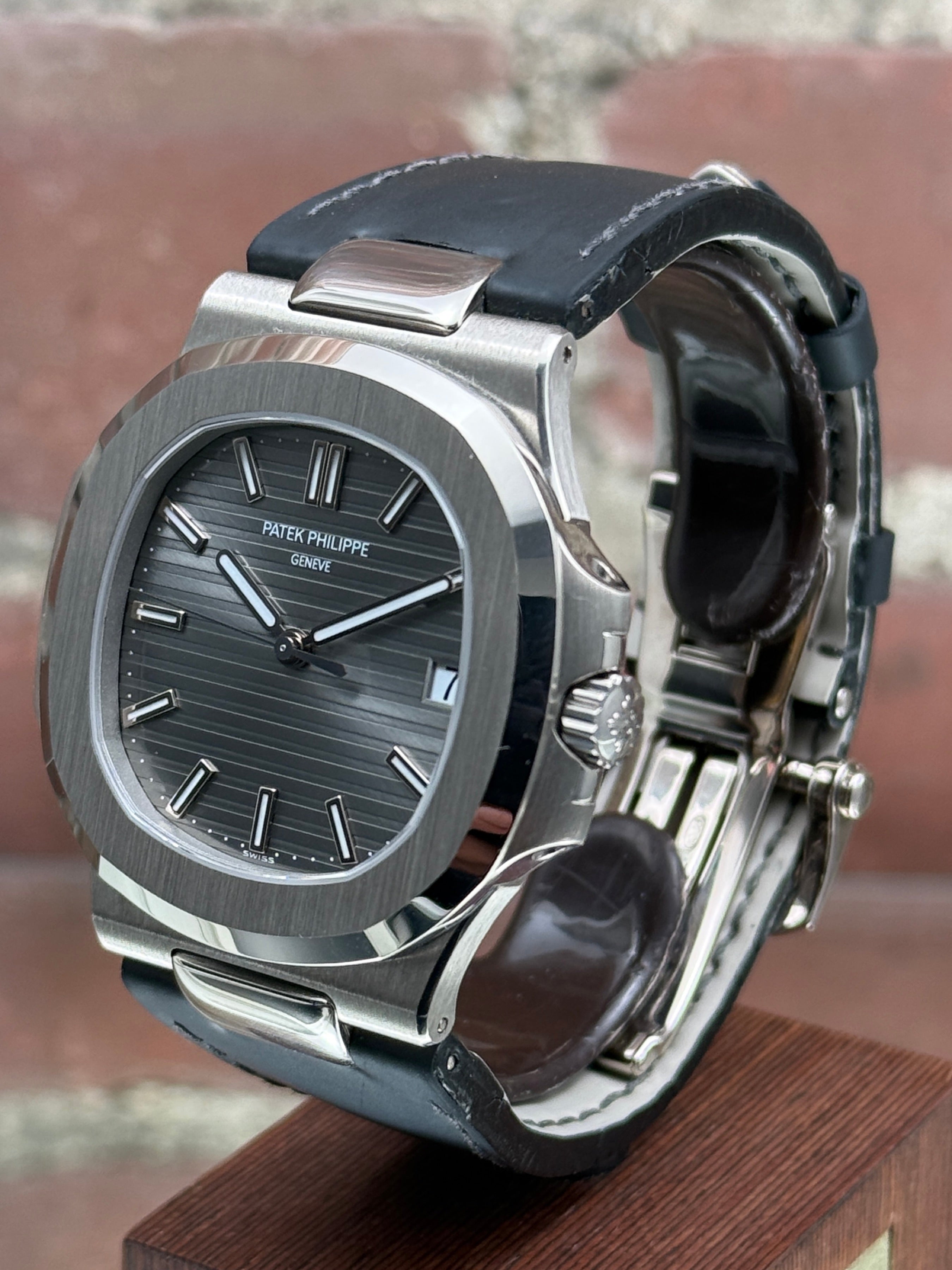 Pre-owned Patek Philippe Nautilus 5711G-001 | White gold Silver