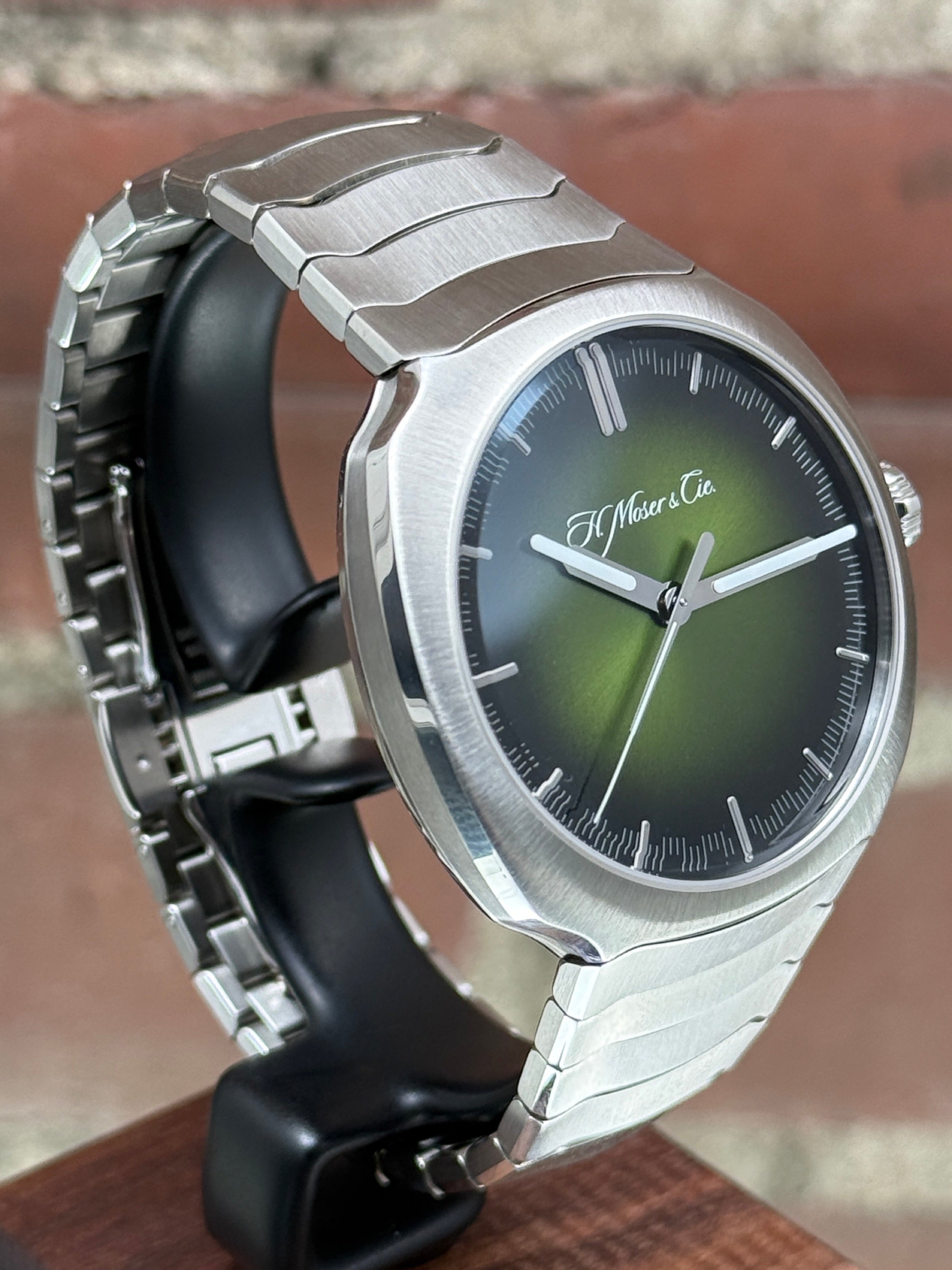 Brand new H.Moser & Cie. Streamliner Centre Seconds 6200-1200 | Steel Green