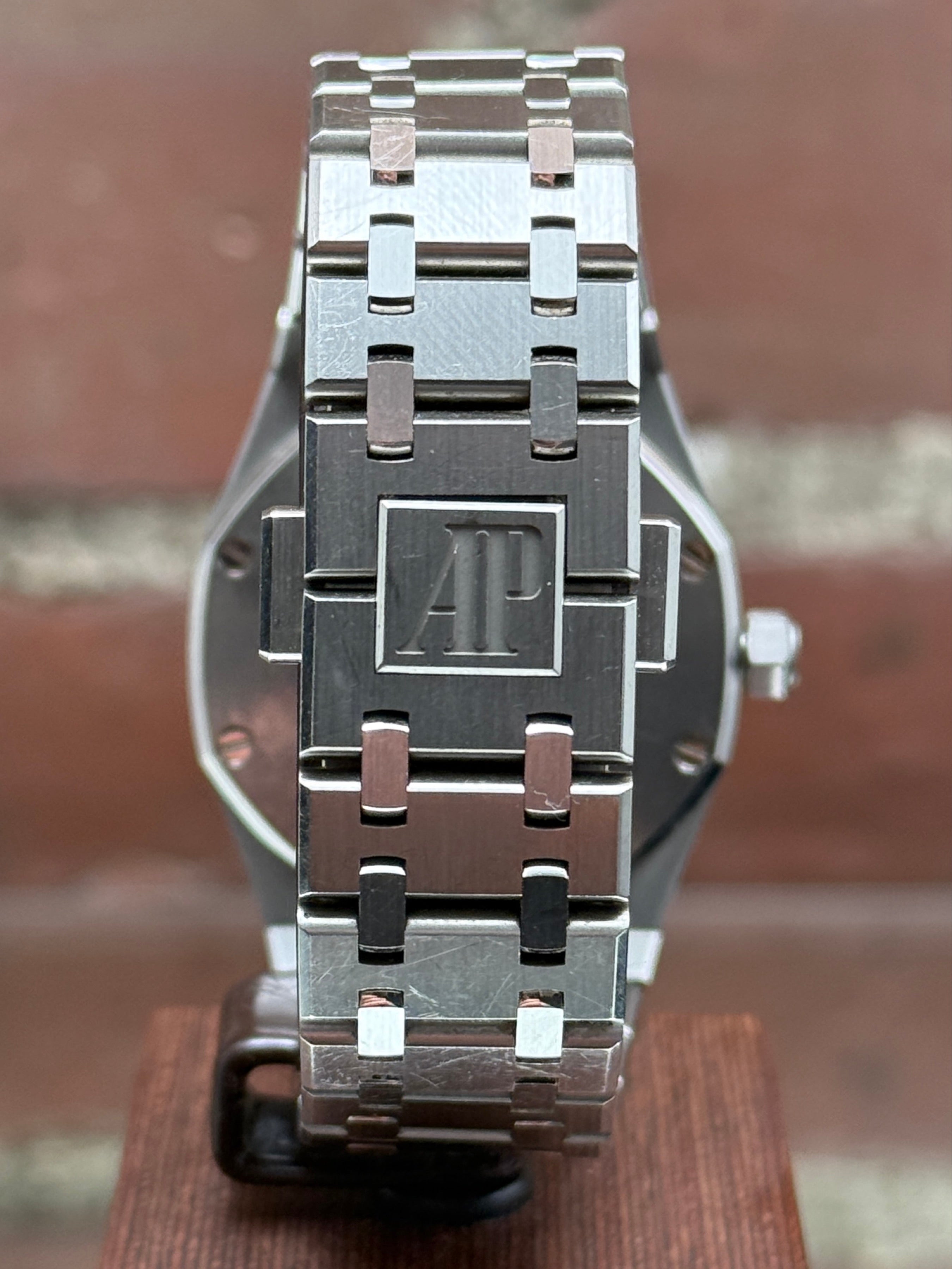 Pre-owned Audemars Piguet Royal Oak Lady 67650ST.OO.1261ST.01 | Steel Black