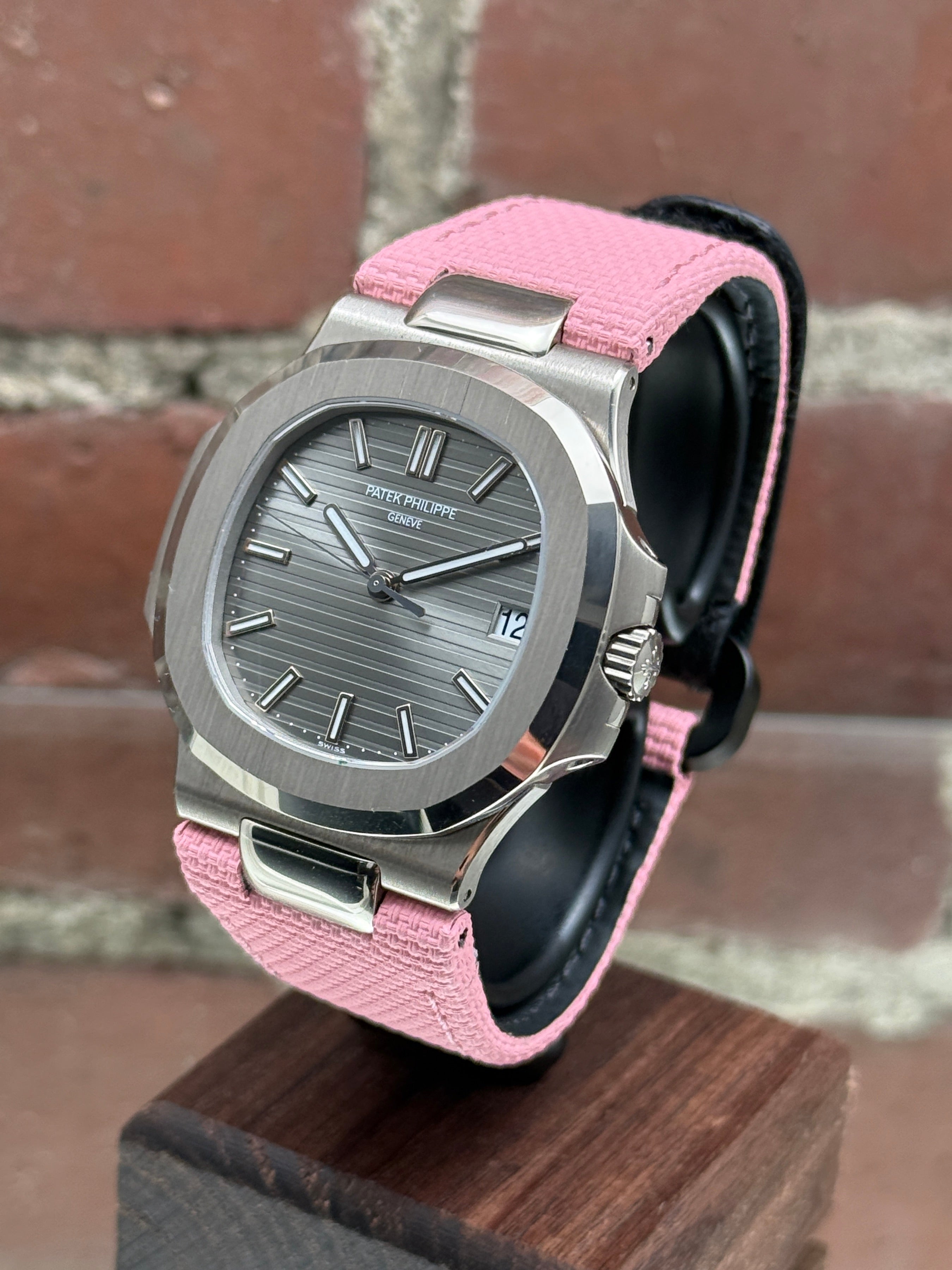Pre-owned Patek Philippe Nautilus 5711G-001 | White gold Silver