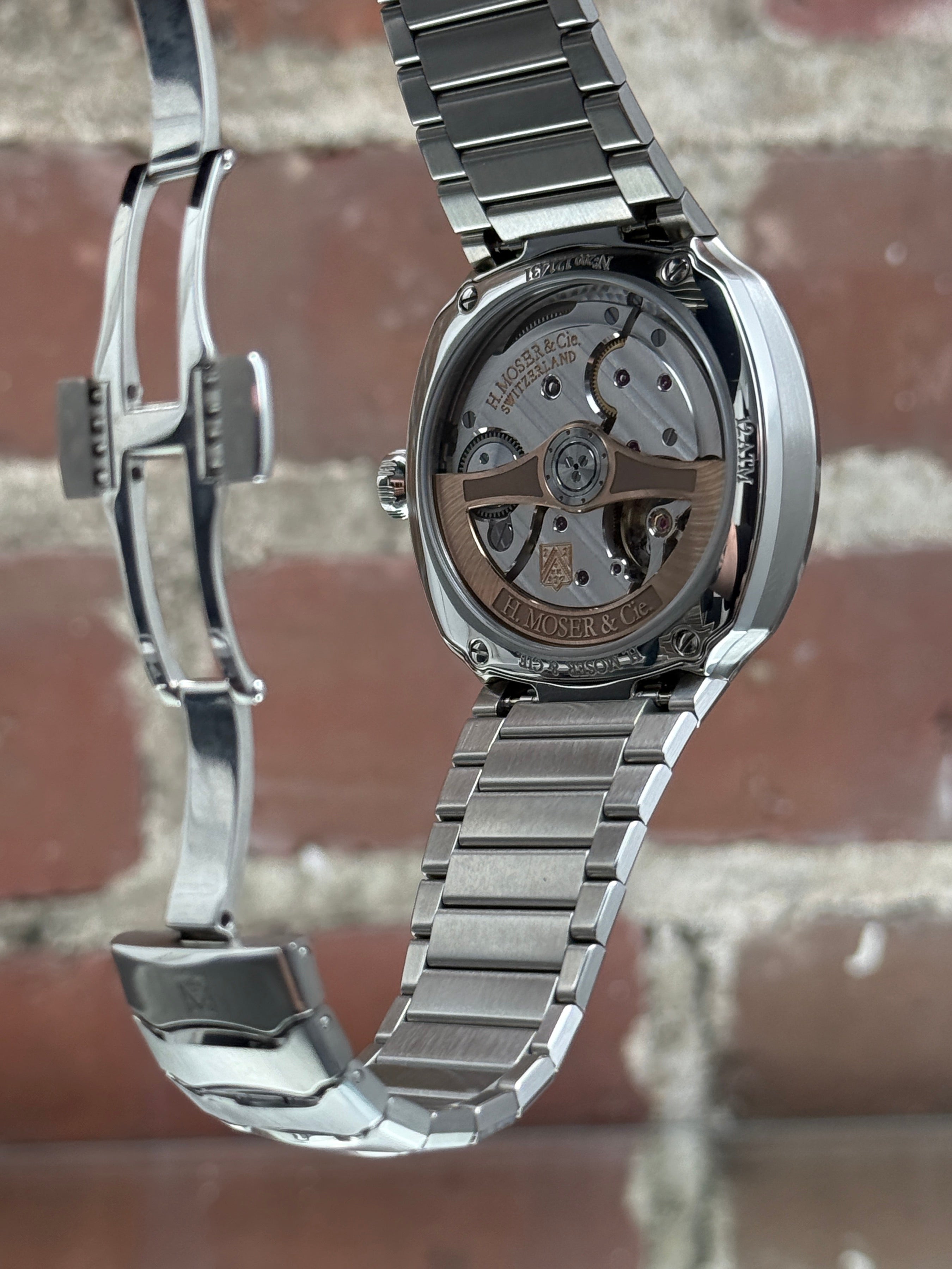 Brand new H.Moser & Cie. Streamliner Centre Seconds 6200-1200 | Steel Green