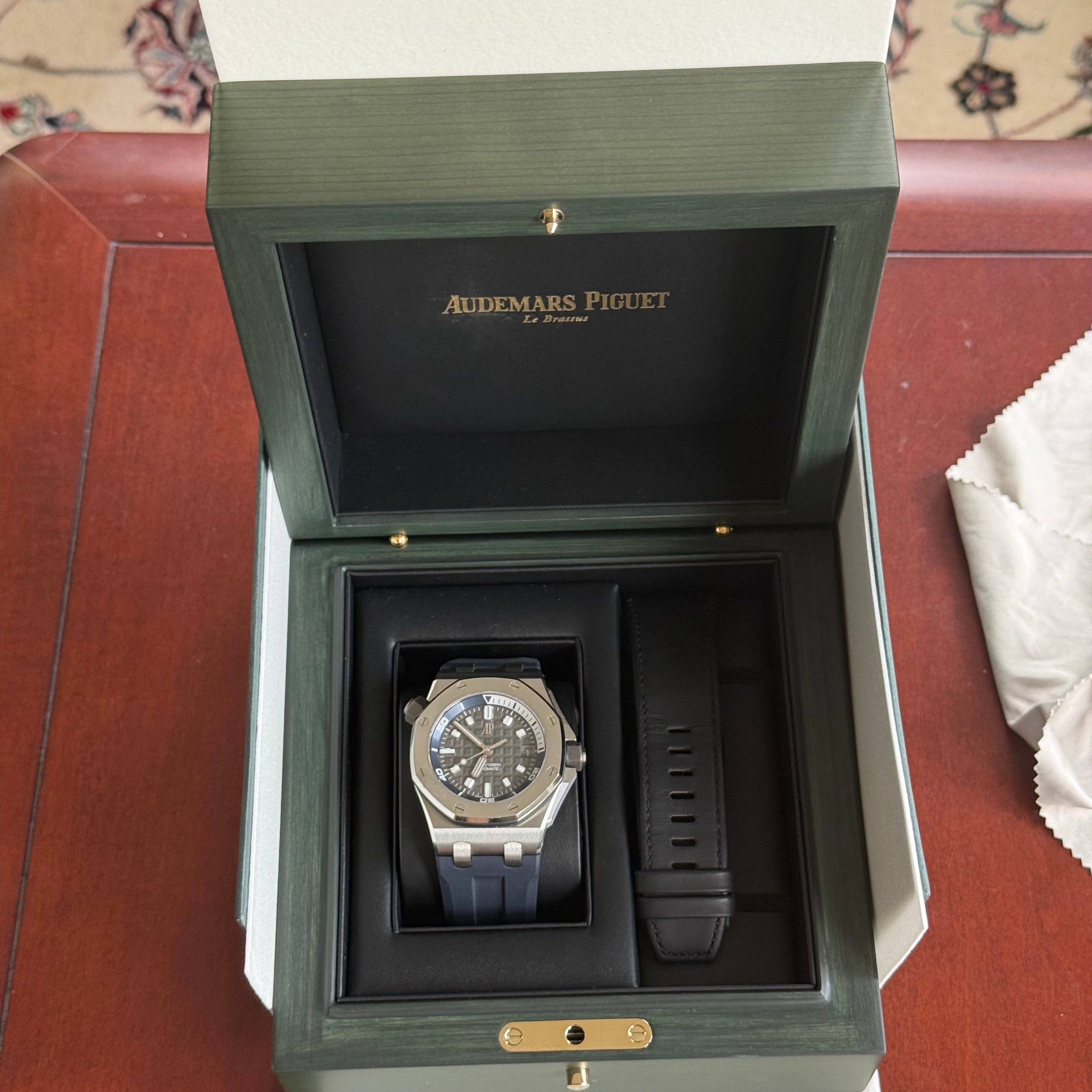 Audemars Piguet Offshore Diver Grey Dial 15720ST.OO.A009CA.01