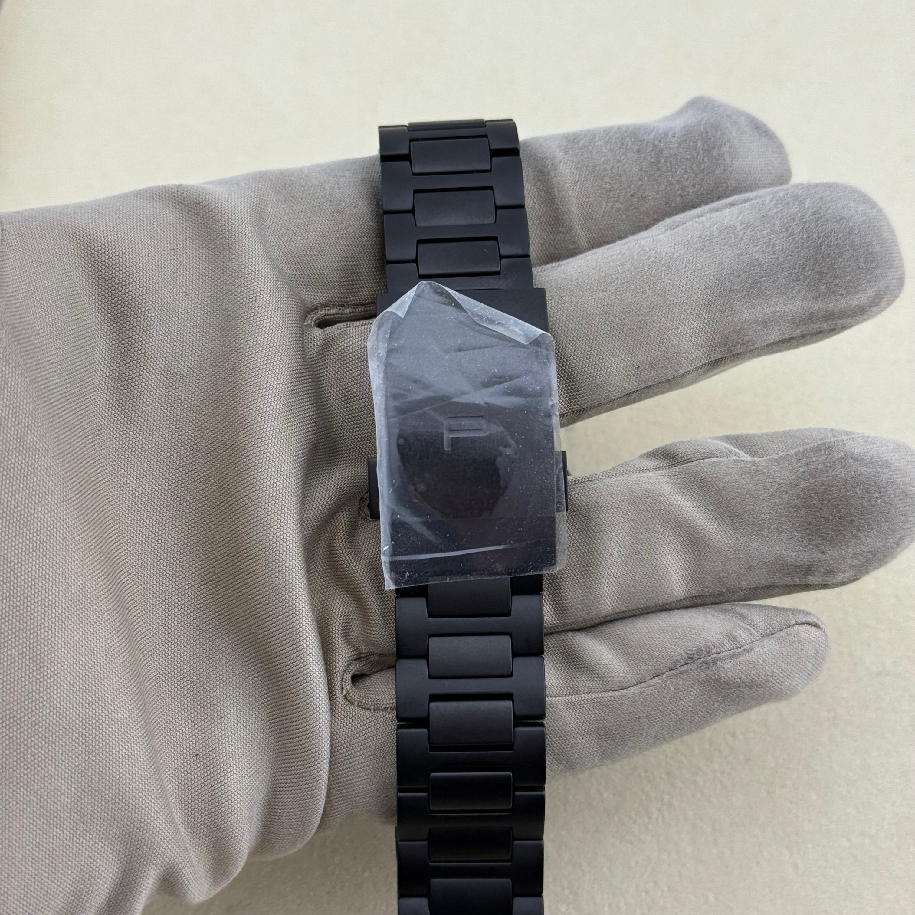 Porsche Design Chronograph 1 Rennsport Reunion 7 Edition Black Titanium Black dial with with white index hour markers and luminous black hands. Three black chronograph sub-dials. Day & date windows at 3 o’clock. Dial 6041.7.01.004.01.5