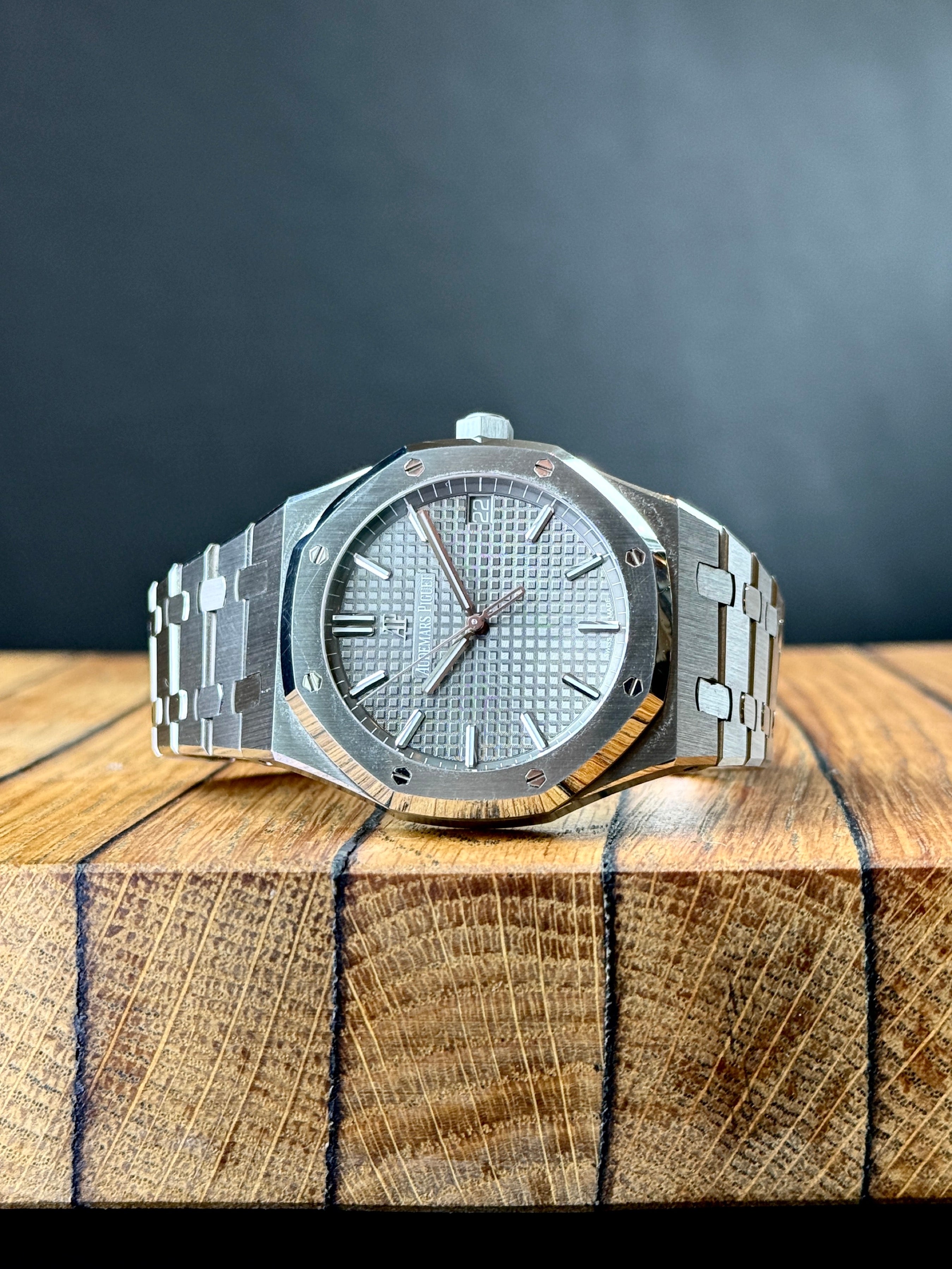 Pre-owned Audemars Piguet Royal Oak 15500ST.OO.1220ST.02 | steel grey