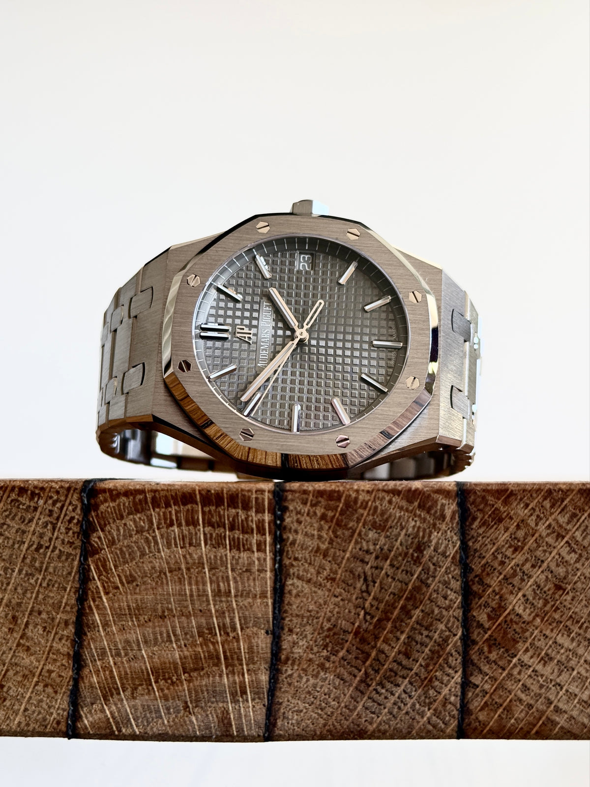 Pre-owned Audemars Piguet Royal Oak 15500ST.OO.1220ST.02 | steel grey