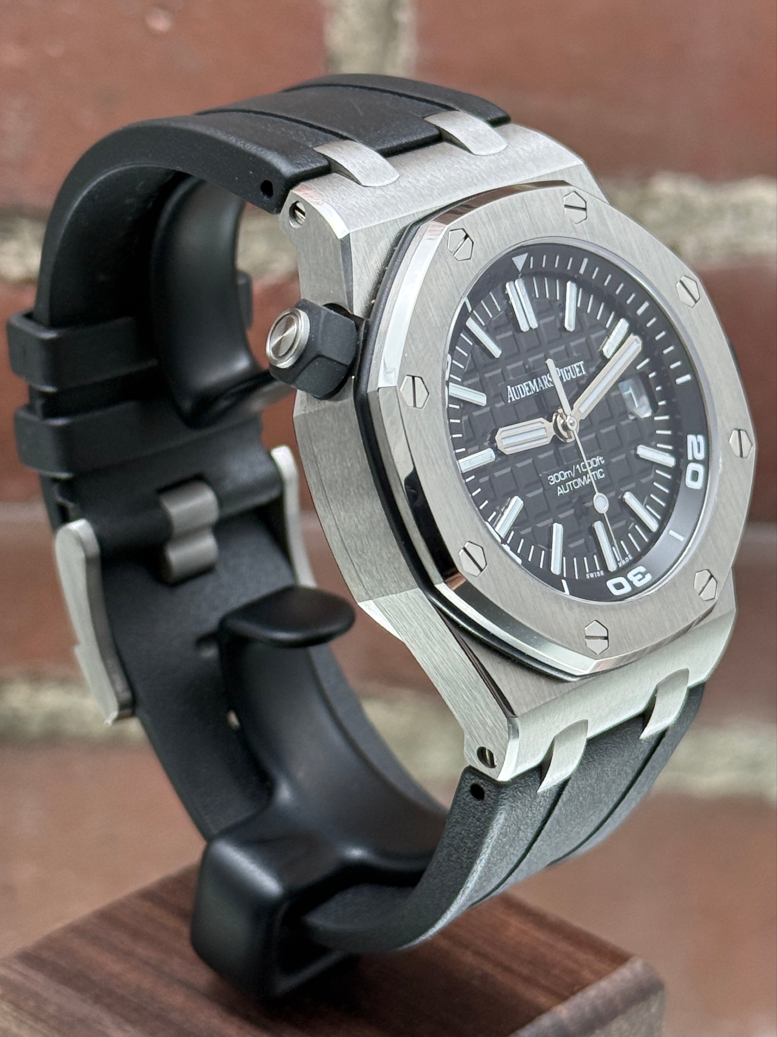 Pre-owned Audemars Piguet Royal Oak Offshore Diver 15710ST.OO.A002CA.02 |  steel  black