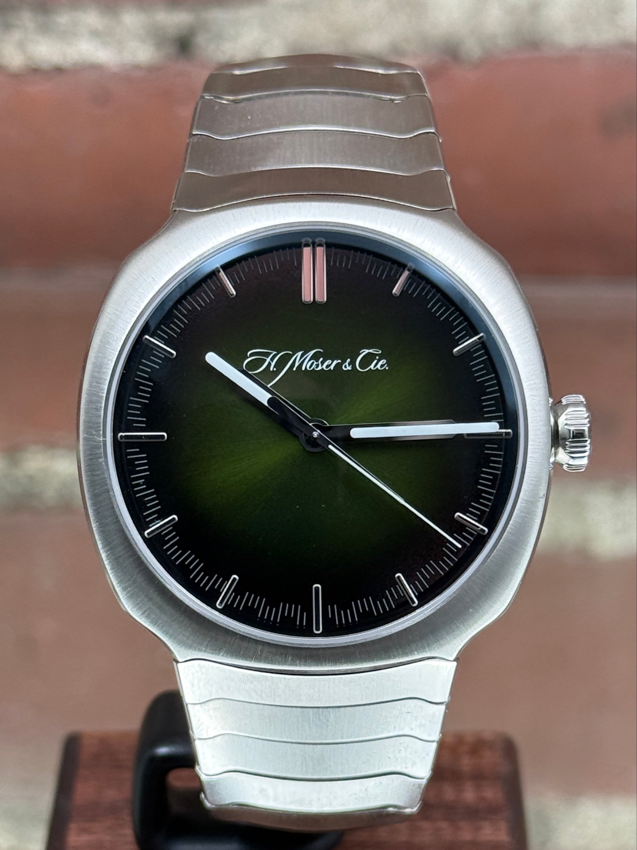 Brand new H.Moser & Cie. Streamliner Centre Seconds 6200-1200 | Steel Green