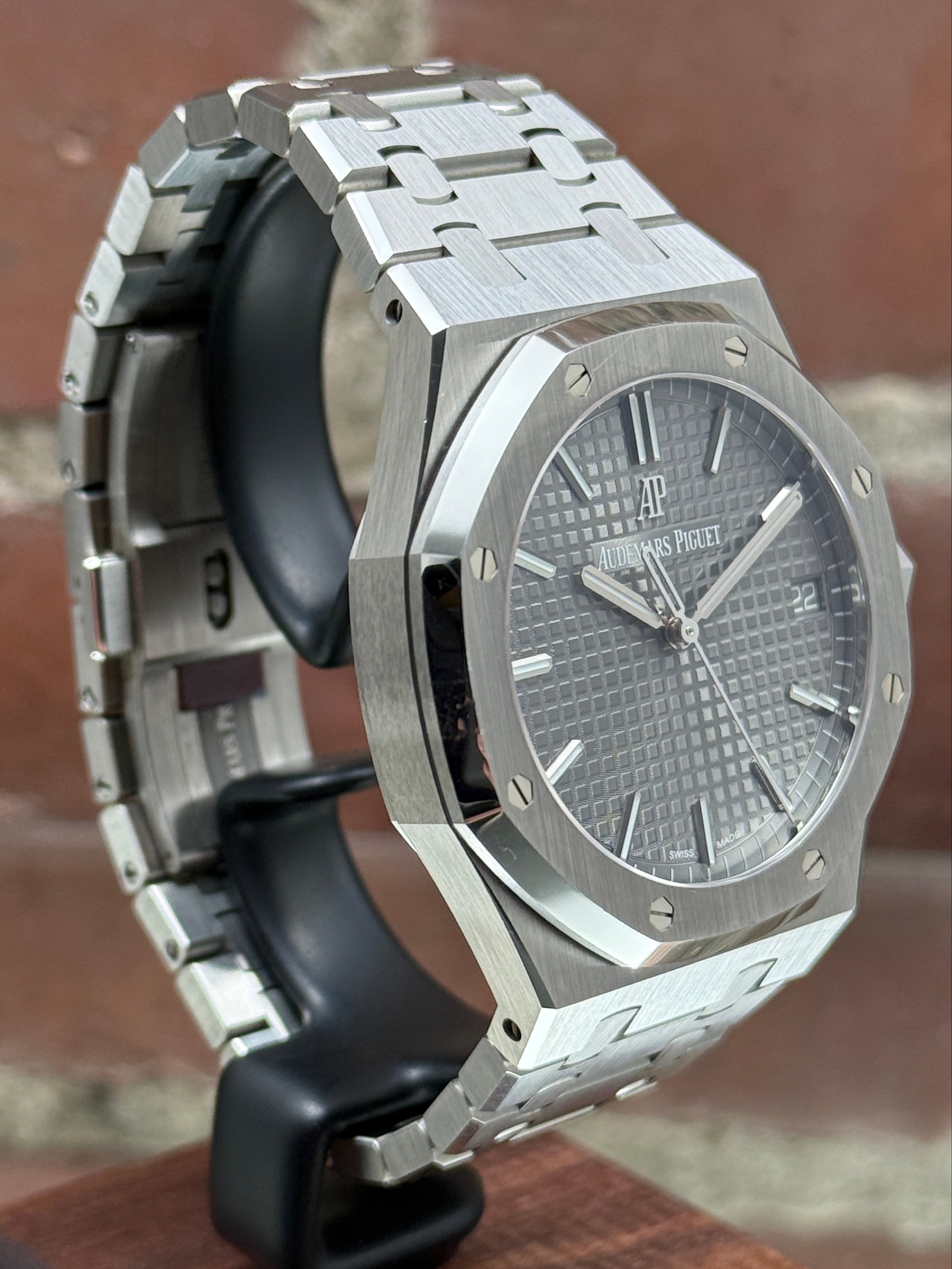 Pre-owned Audemars Piguet Royal Oak 15500ST.OO.1220ST.02 | steel grey