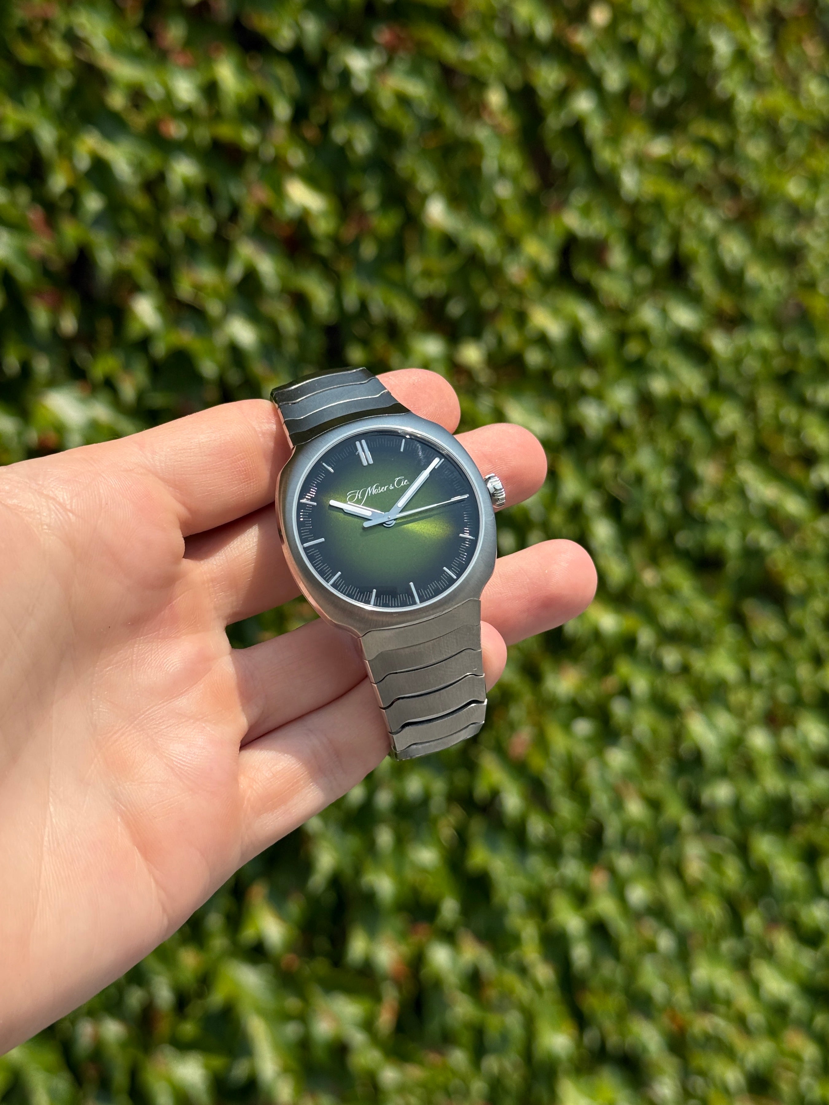 Brand new H.Moser & Cie. Streamliner Centre Seconds 6200-1200 | Steel Green