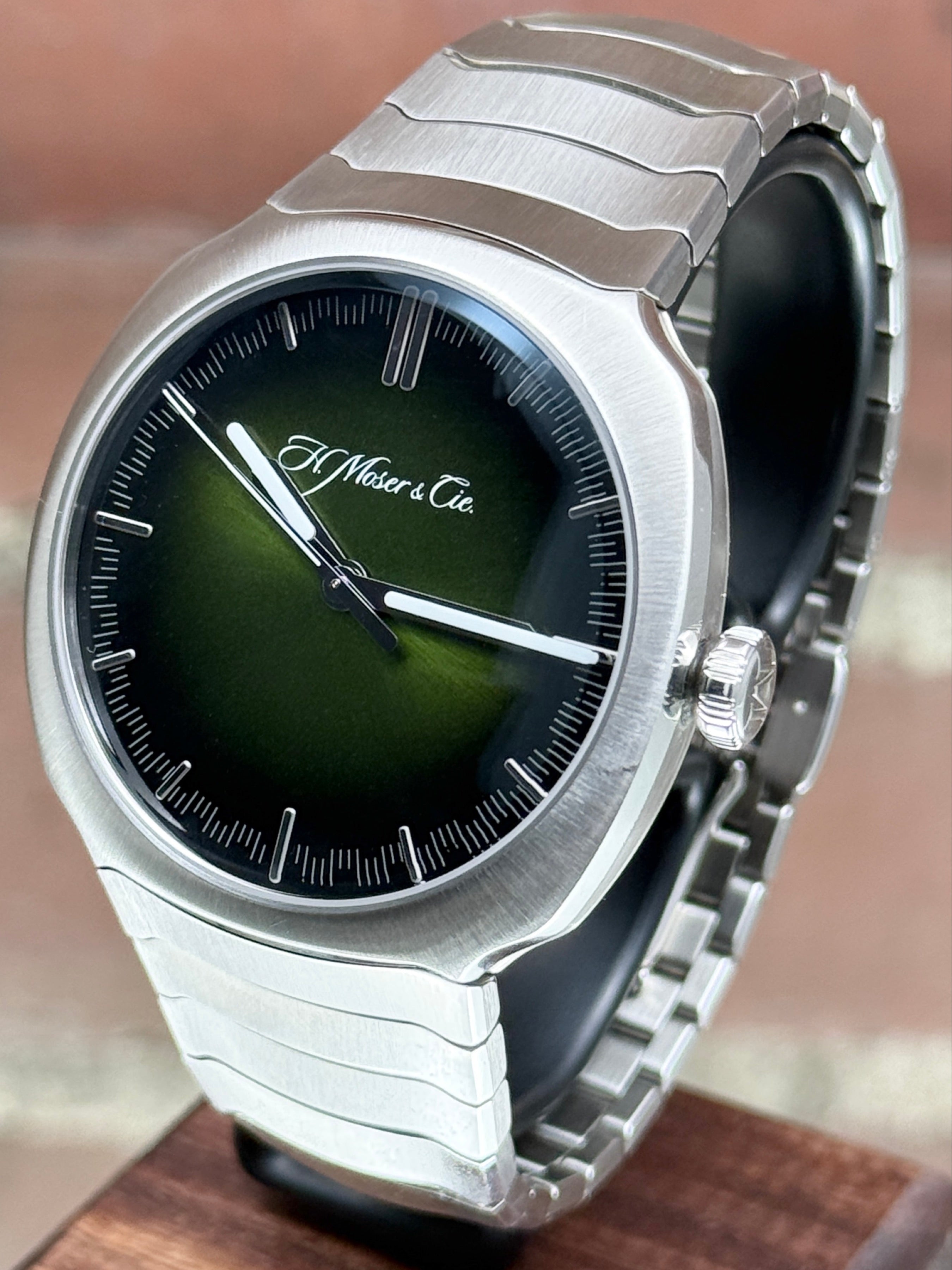 Brand new H.Moser & Cie. Streamliner Centre Seconds 6200-1200 | Steel Green