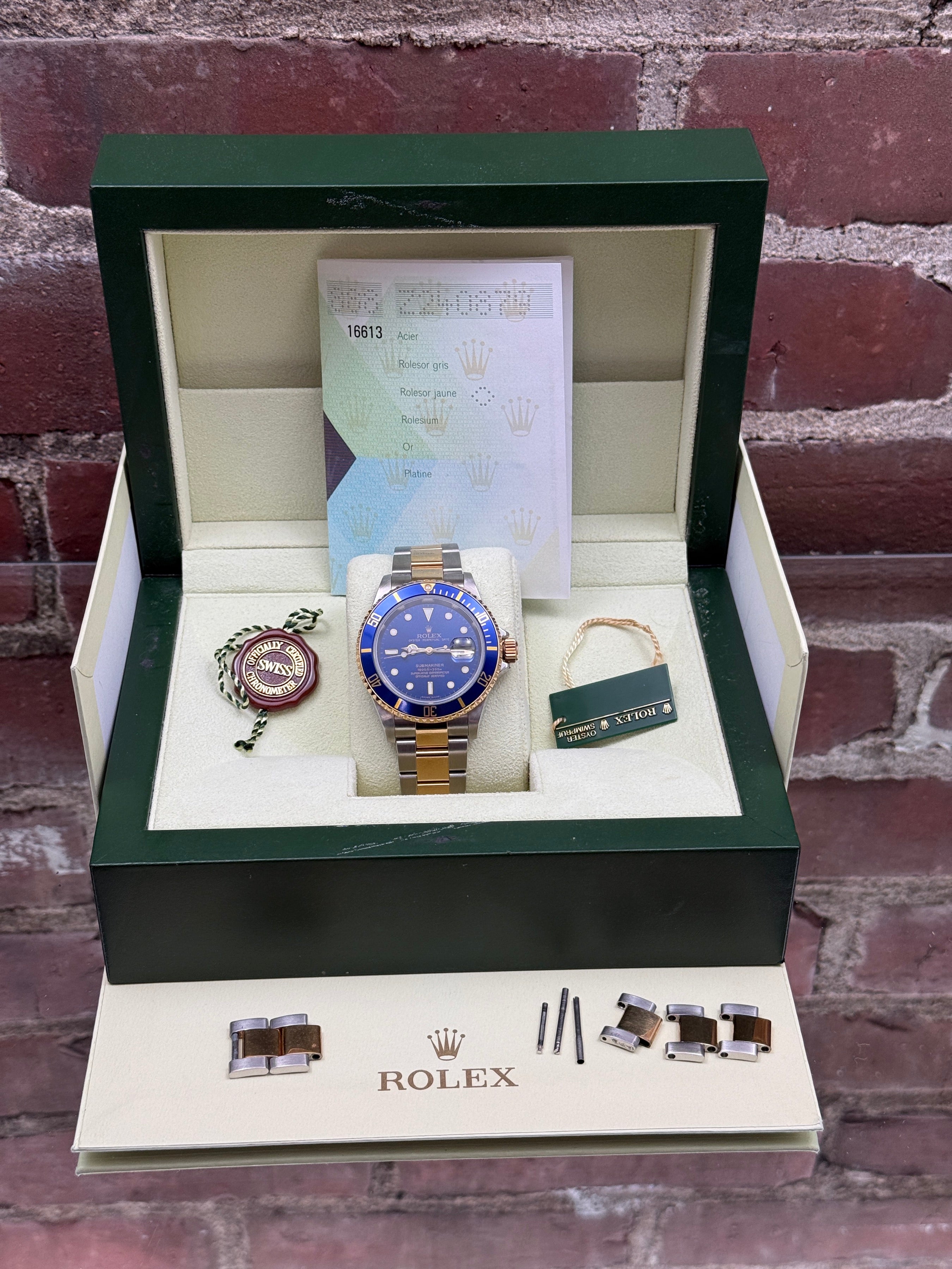 Pre-owned Rolex Submariner Date "Bluesy" 16613 | Gold and steel Blue
