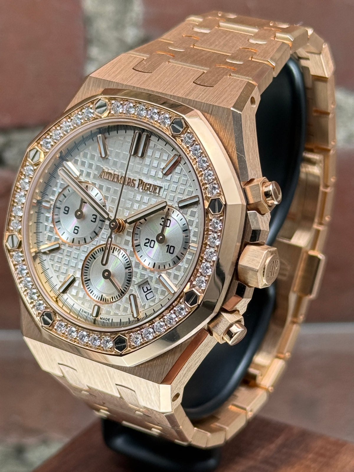 Pre-owned Audemars Piguet Royal Oak Selfwinding Chronograph 26715OR.ZZ.1356OR.01 | pink gold silver