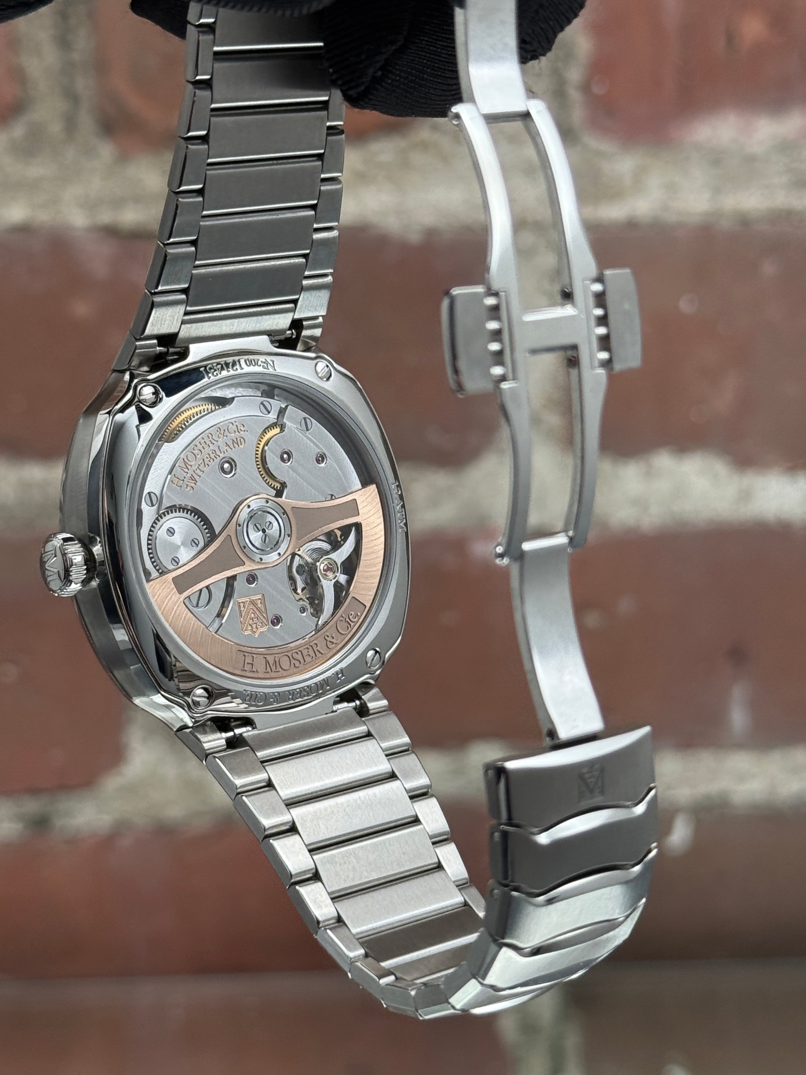 Brand new H.Moser & Cie. Streamliner Centre Seconds 6200-1200 | Steel Green